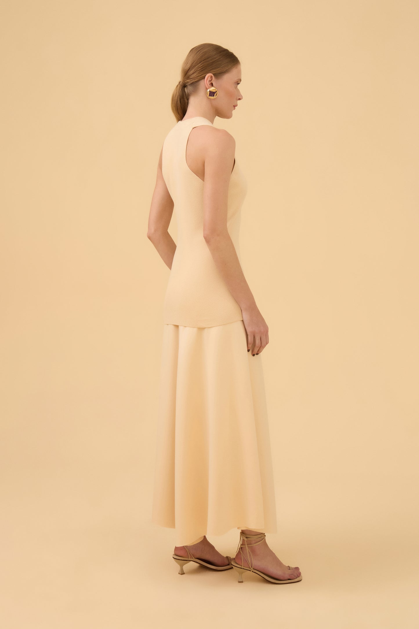 Blusa Sem Manga Com Abotoamento Em Tricot Bege Champagne