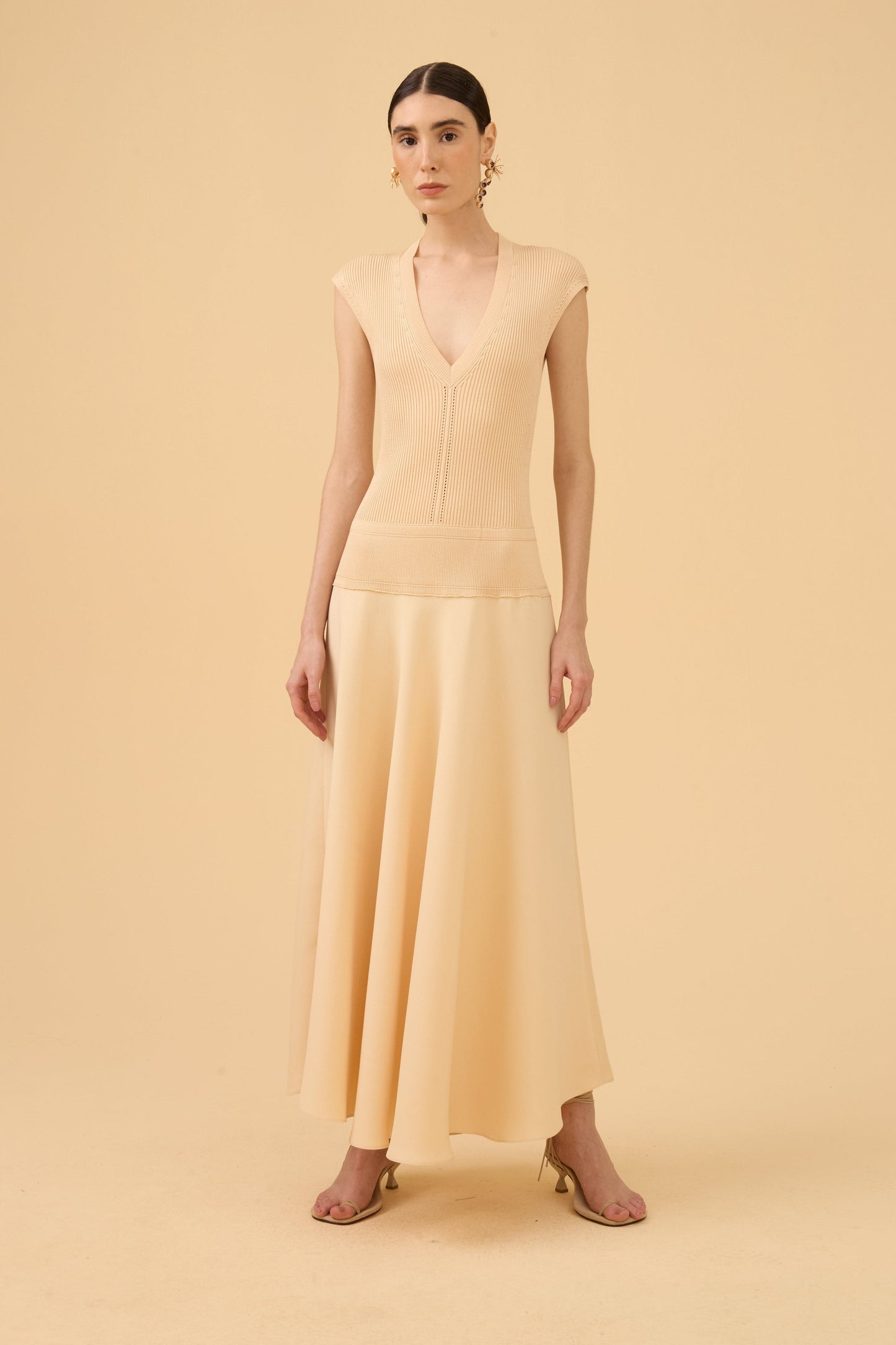 Vestido Midi Corpo Tricot Saia Em Tecido Bege Champagne