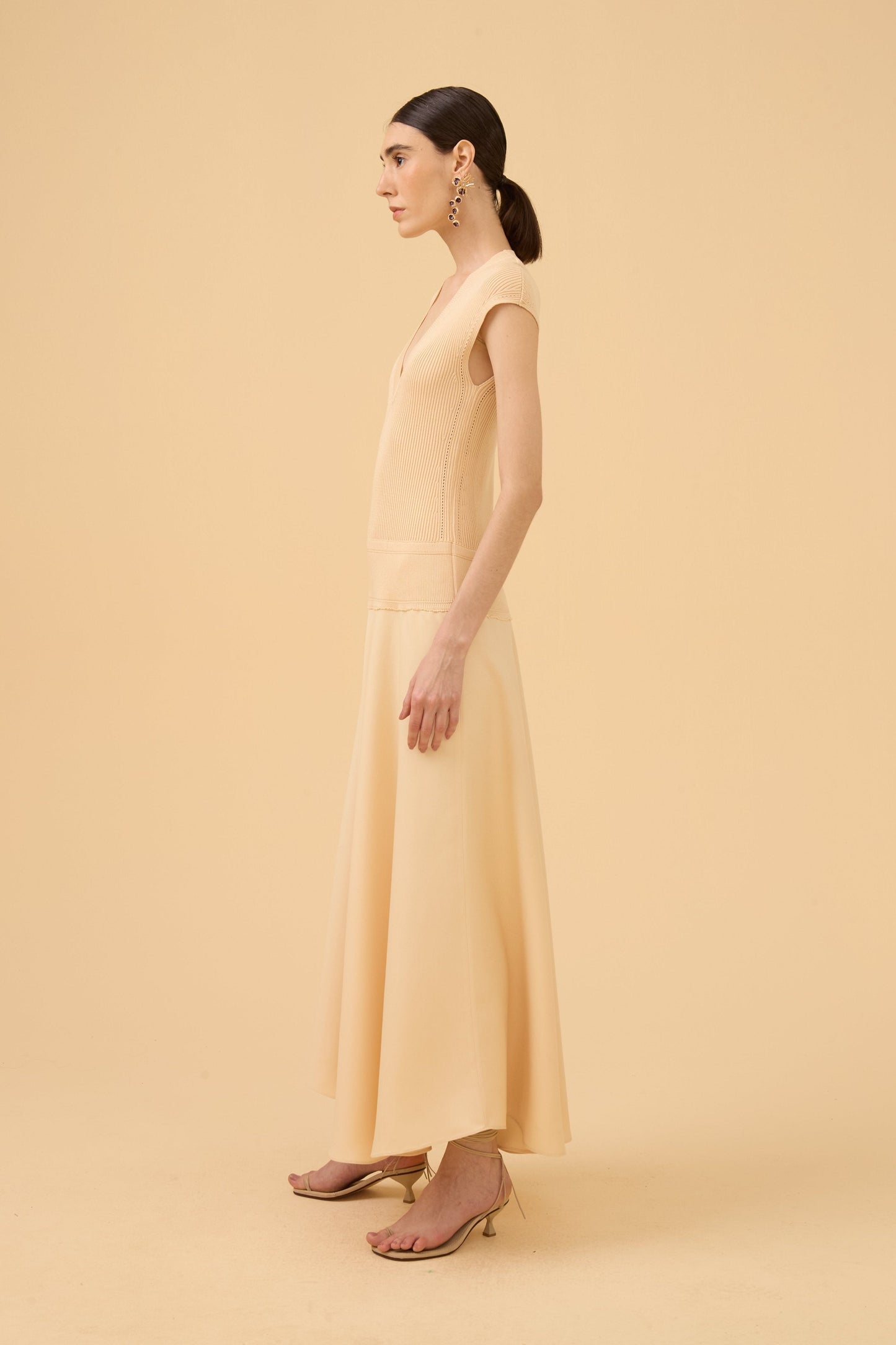 Vestido Midi Corpo Tricot Saia Em Tecido Bege Champagne