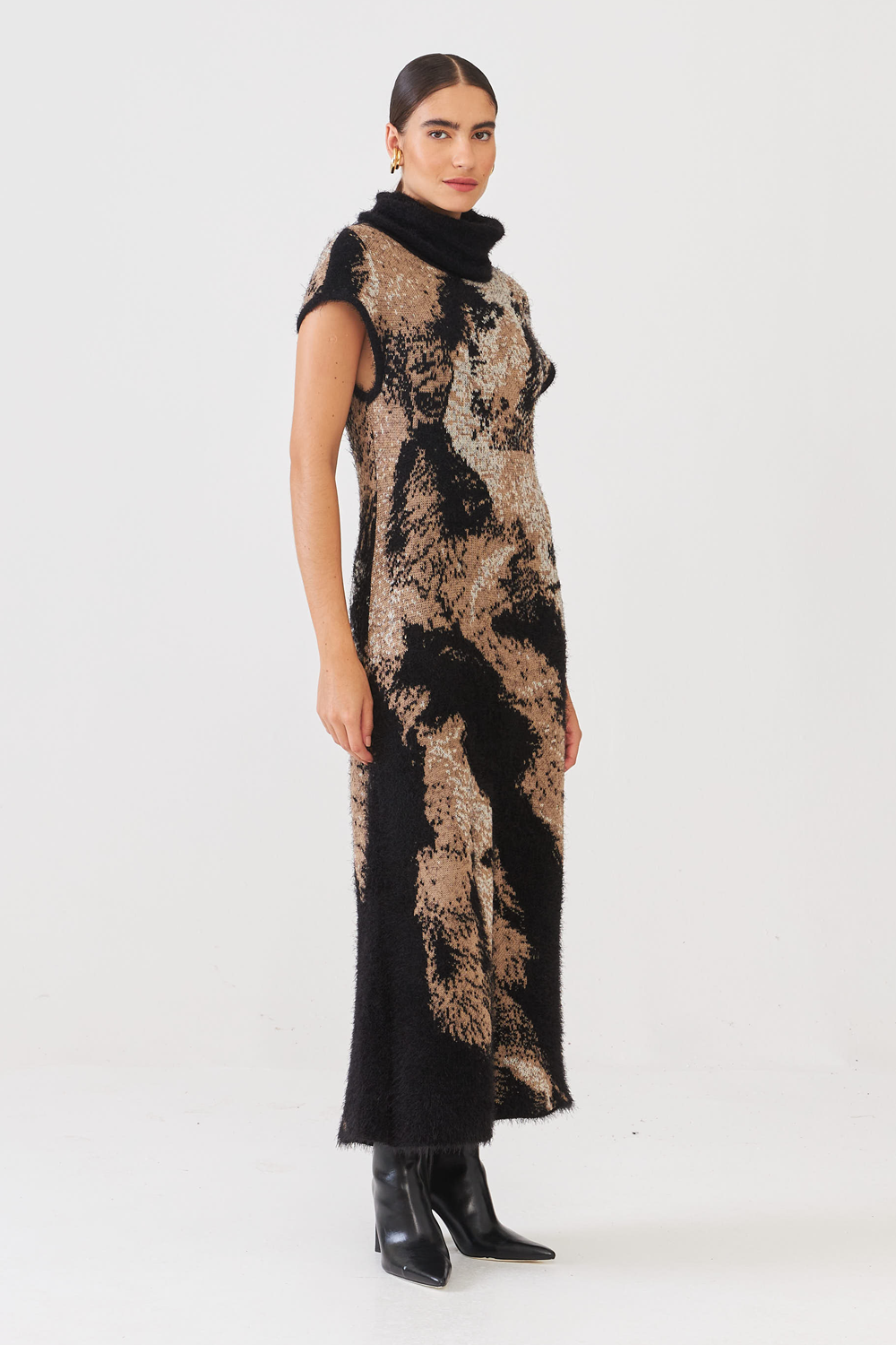 Vestido Longuete Gola Alta Jacquard Felpudo Em Tricot Abstrato Preto