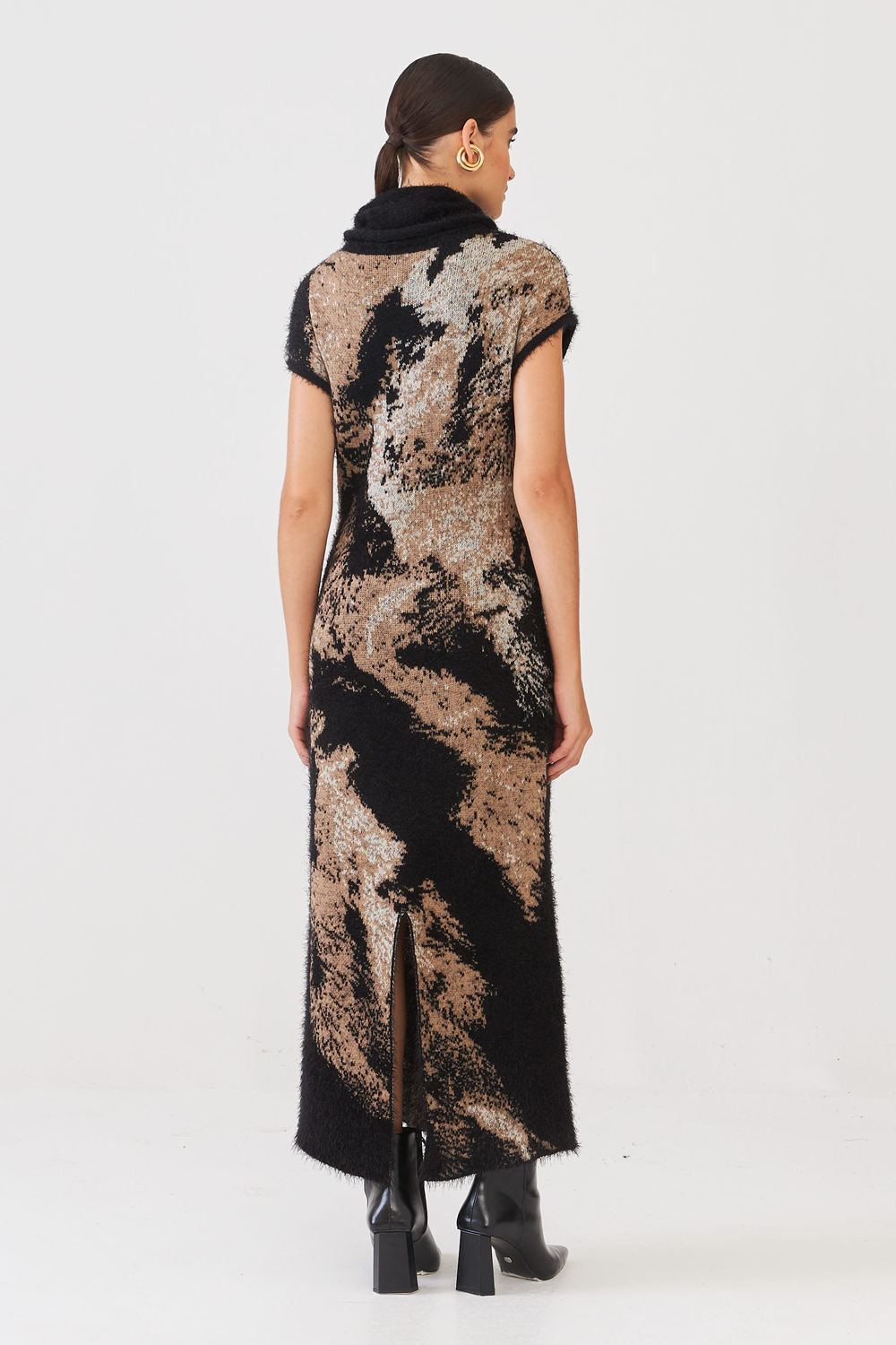 Vestido Longuete Gola Alta Jacquard Felpudo Em Tricot Abstrato Preto