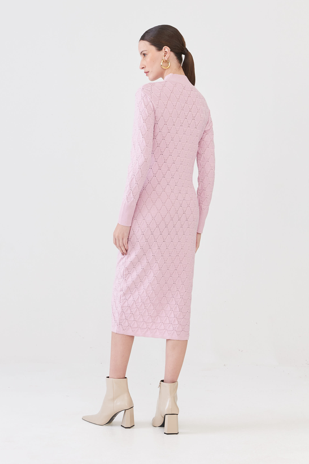 Vestido Longo Gola Alta Em Tricot Rendado Rosa Lilac