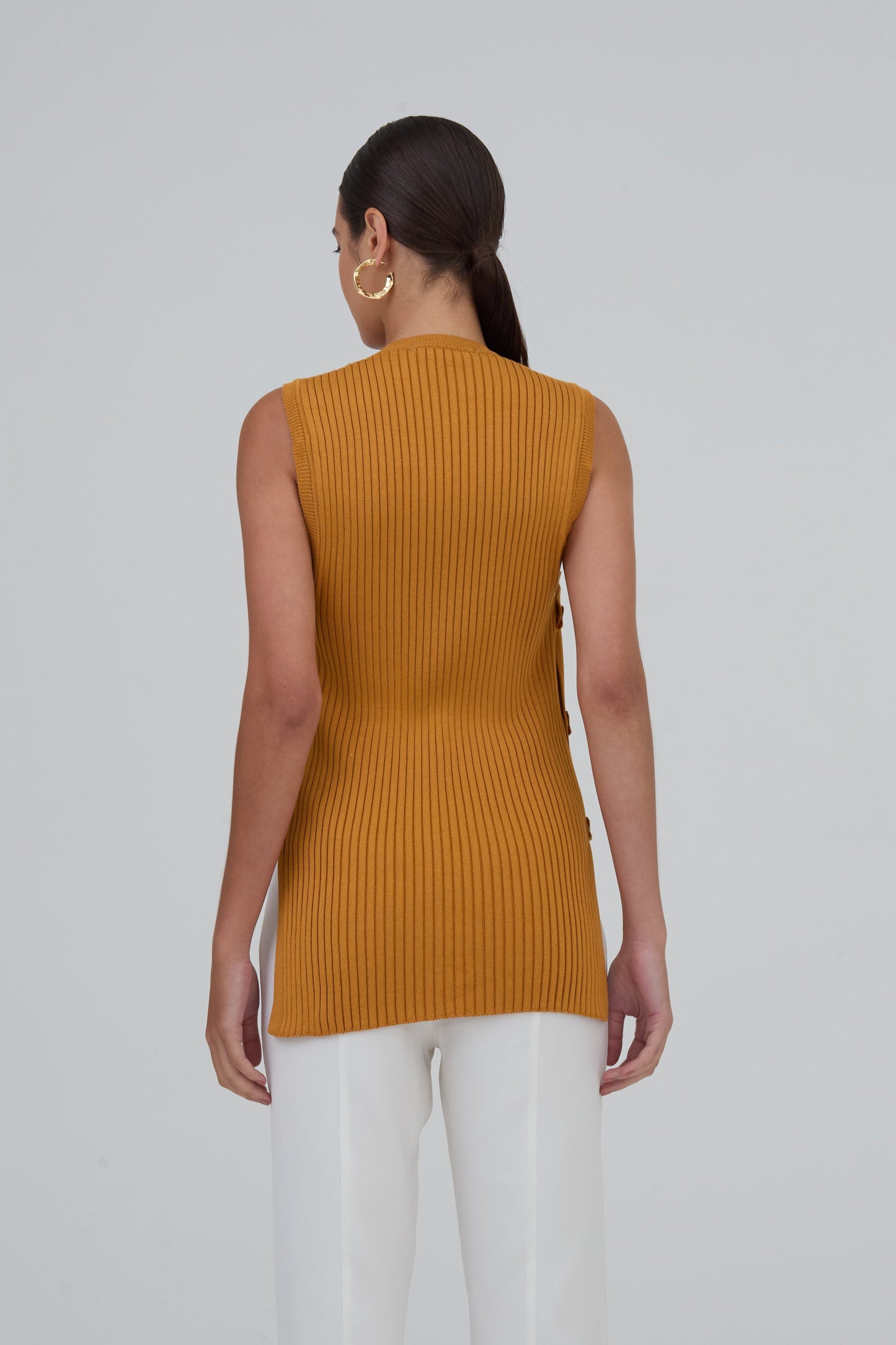 Blusa Sem Mangas Abotoamento Lateral Em Tricot Caramelo