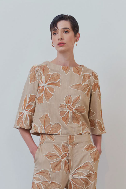Blusa Cropped Manga Em Tecido Bordado