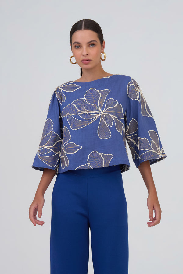 Blusa Cropped Manga Em Tecido Bordado Azul