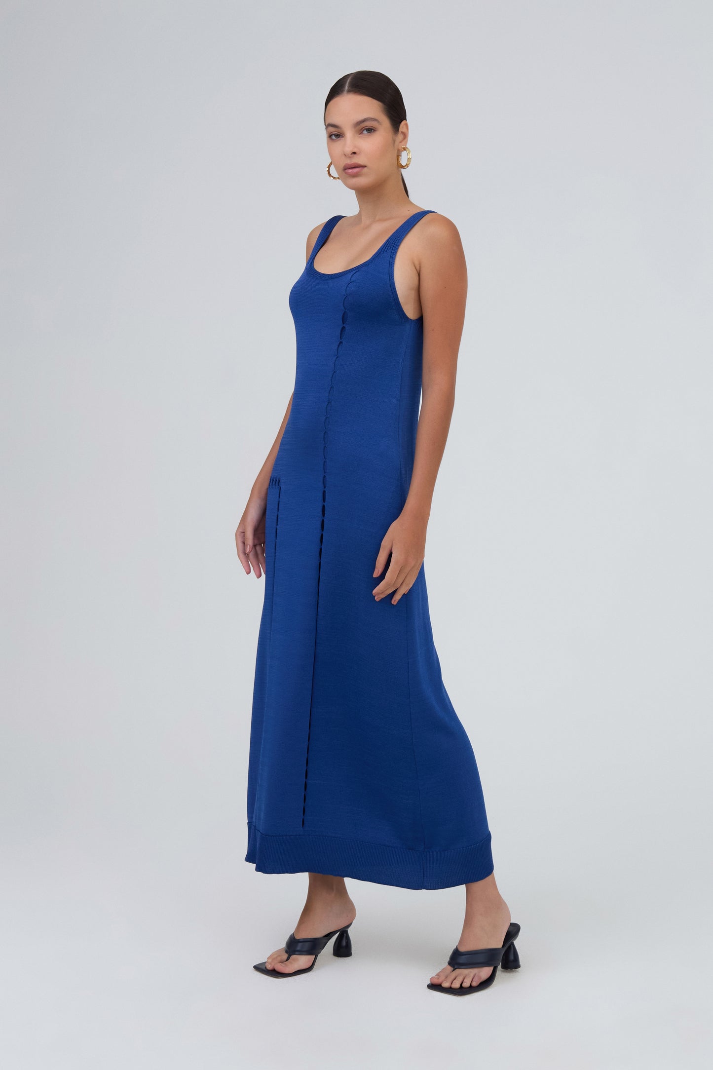 Vestido Longo Sem Mangas Detalhe Furos Em Tricot Azul Indigo