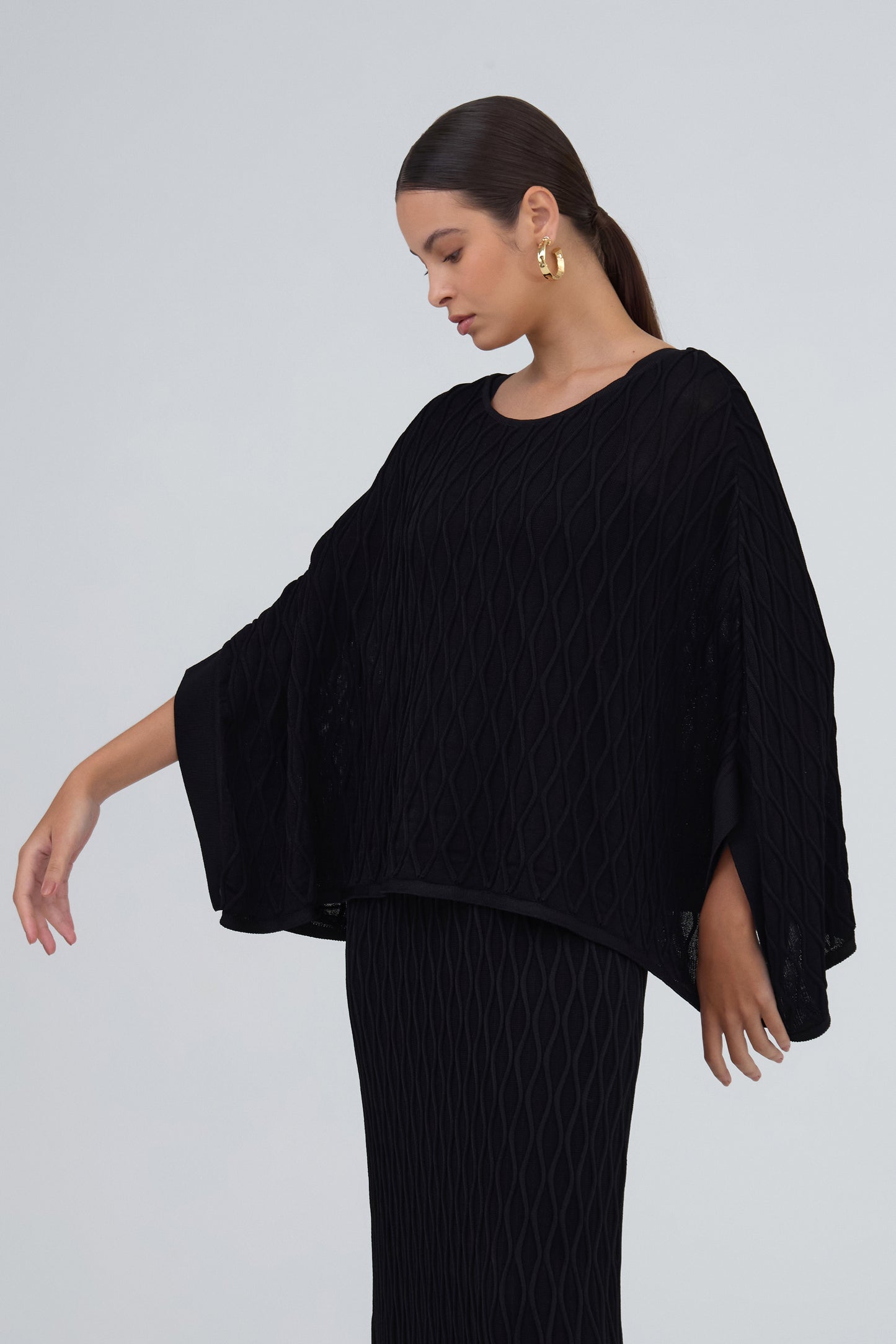 Blusa Ampla Detalhe Nervuras Onduladas Em Tricot Preto