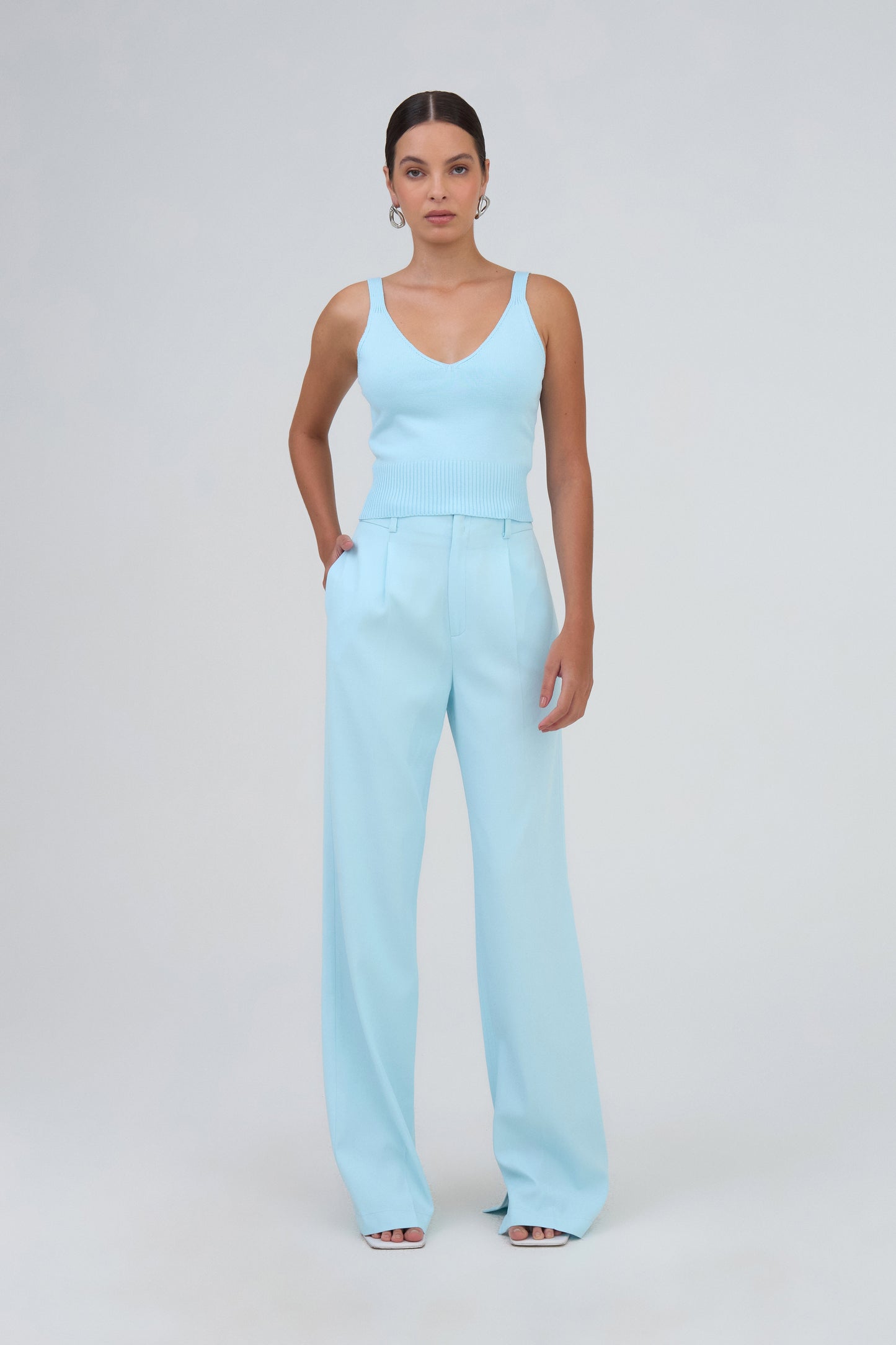 Regata Cropped Decote V Em Tricot Azul Sky