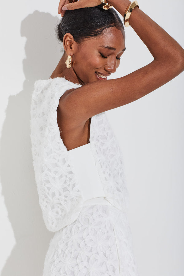 Blusa Em Tule Bordado 3d Com Detalhe Lateral De Tricot Sem Manga Organza 3d