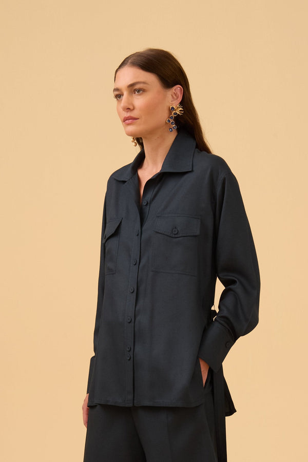 Camisa Com Bolsos E Aberturas Laterais Em Tecido Verde Escuro