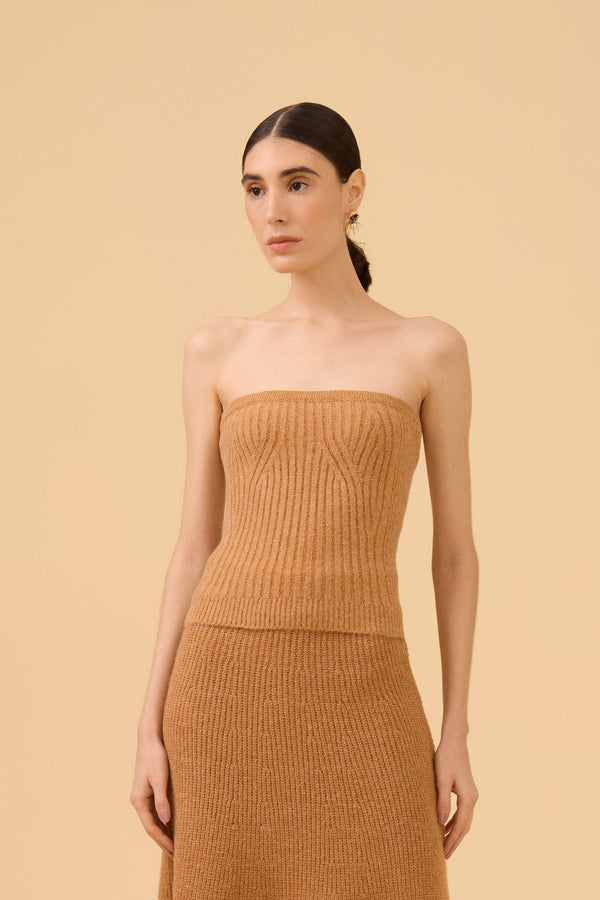 Blusa Decotada Em Tricot Doce De Leite