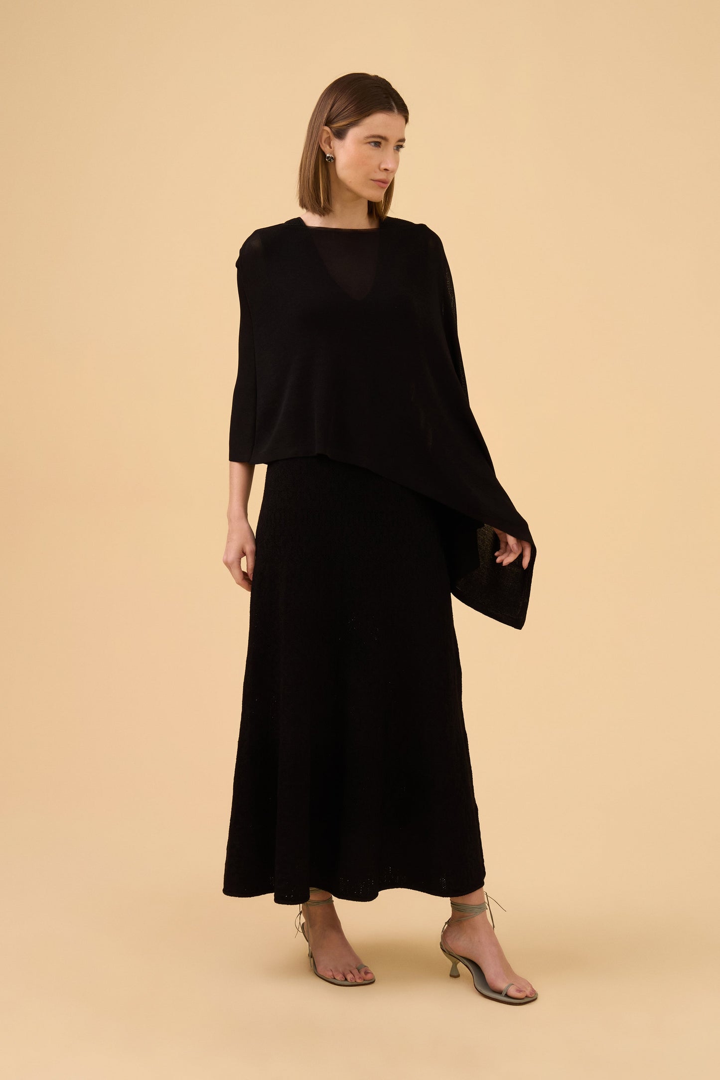 Blusa Poncho Detalhe Assimetria Em Tricot Preto