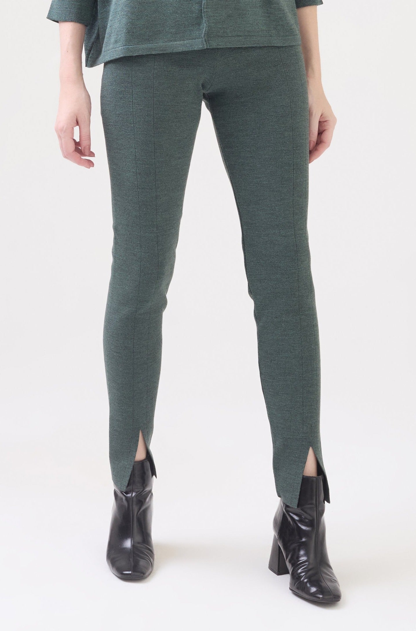 Calça Skinny Em Tricot Com Fenda Na Barra Oceano