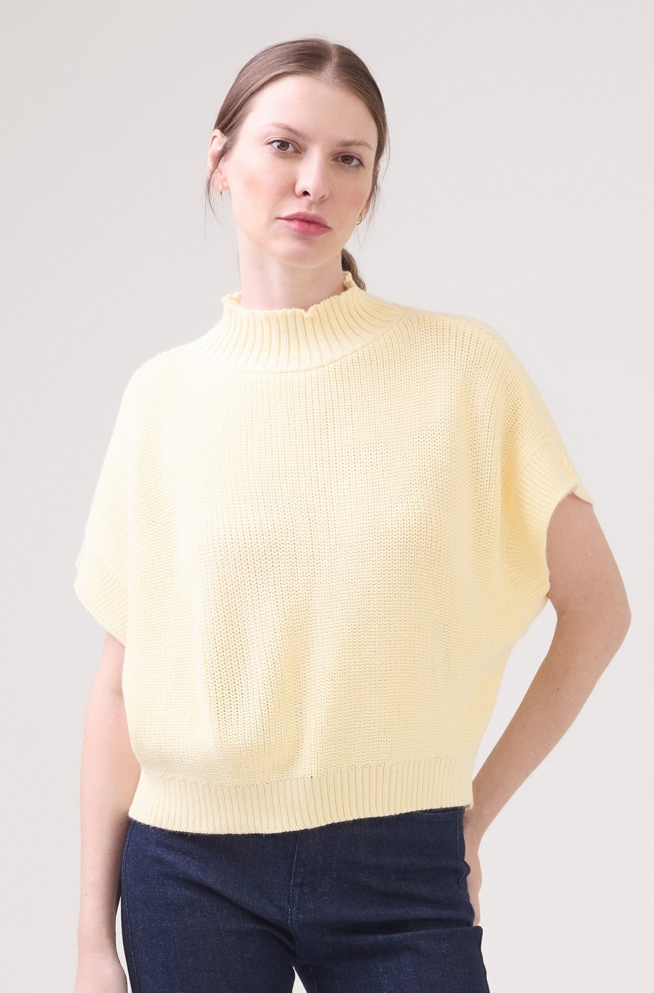 Blusa Manga Curta Decote Canelado Em Tricot Amarelo Pó