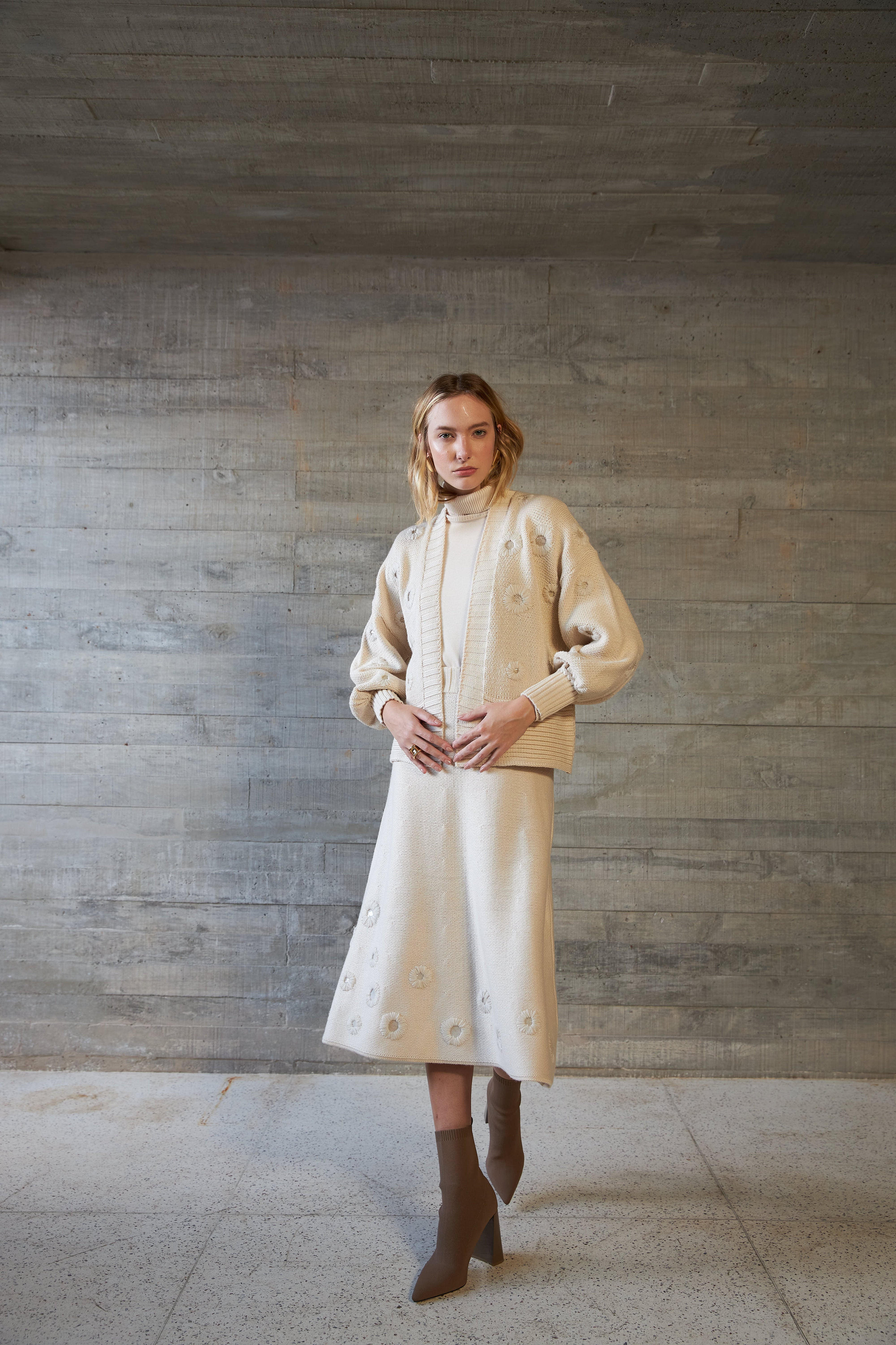 Saia Midi Em Tricot Com Barra Godê Ninive – Viviane Furrier